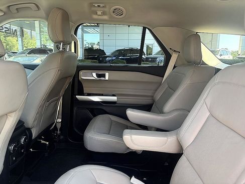 Used 2021 Ford Explorer Limited w/ Equipment Group 301A AWD/4WD image 19