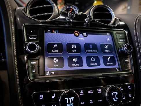 Used 2018 Bentley Bentayga image 48