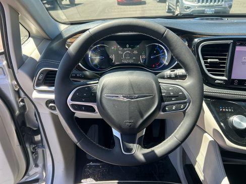 Used 2023 Chrysler Pacifica Limited w/ Uconnect Theater Family Group FWD image 19