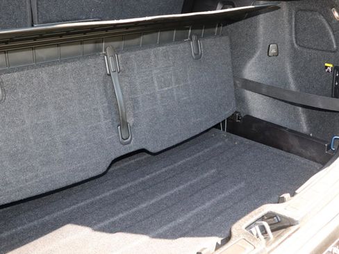 Used 2019 Volvo XC40 T5 R-Design image 8