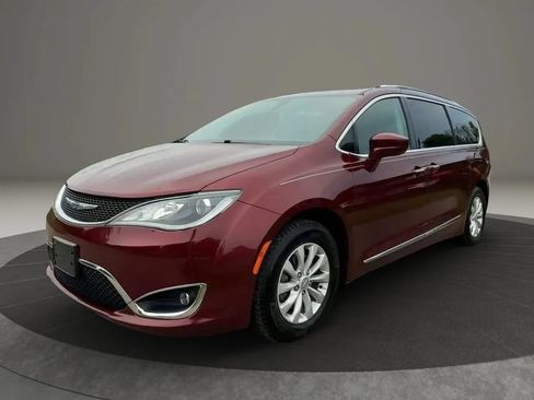 Used 2019 Chrysler Pacifica Touring-L FWD image 3