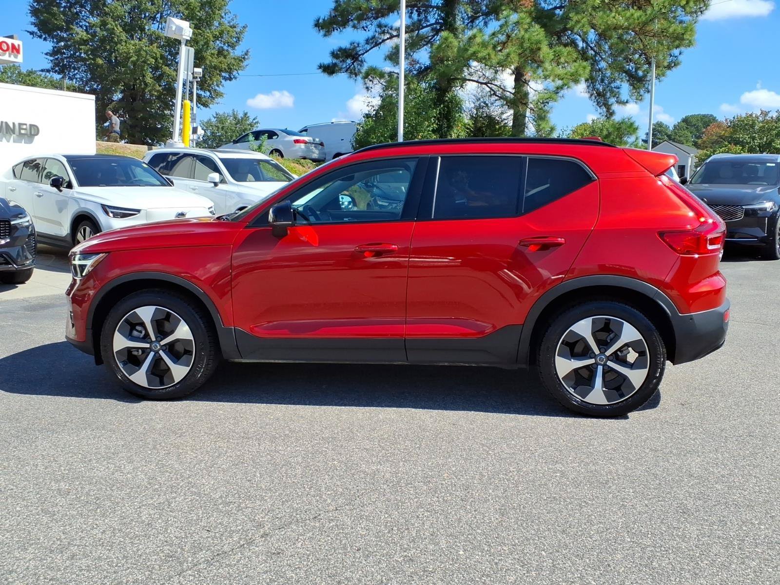 Certified 2025 Volvo XC40 B5 Plus AWD/4WD image 8