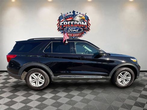 Used 2024 Ford Explorer XLT w/ Equipment Group 202A AWD/4WD image 4