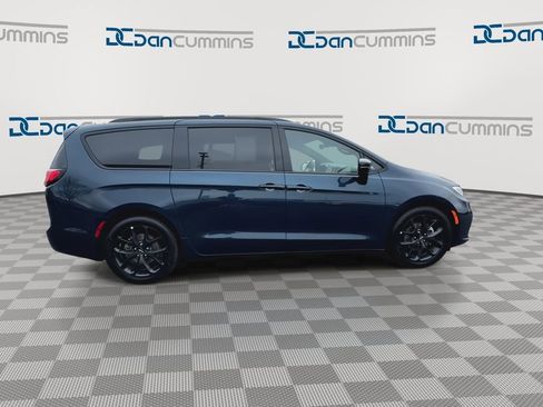 Used 2025 Chrysler Pacifica Limited FWD image 9