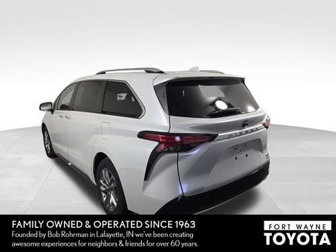 Used 2023 Toyota Sienna Limited FWD image 9