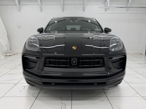 Certified 2023 Porsche Macan image 9