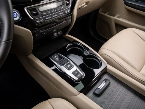 Used 2021 Honda Pilot Touring image 12
