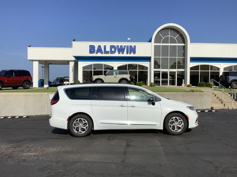 Used 2023 Chrysler Pacifica Limited image 8