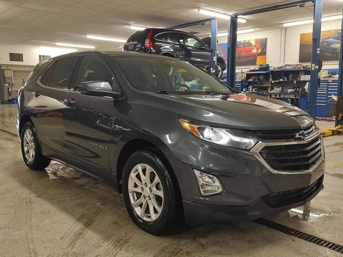 Used 2020 Chevrolet Equinox LT w/ Driver Convenience Package image 4