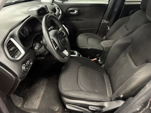 Used 2018 Jeep Renegade Latitude FWD image 10