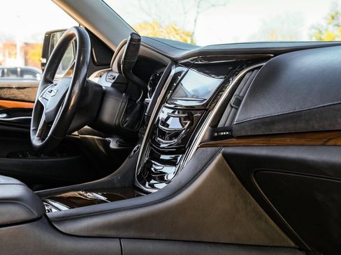 Used 2018 Cadillac Escalade Luxury image 25