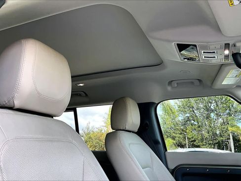 Used 2023 Land Rover Defender 130 SE image 14