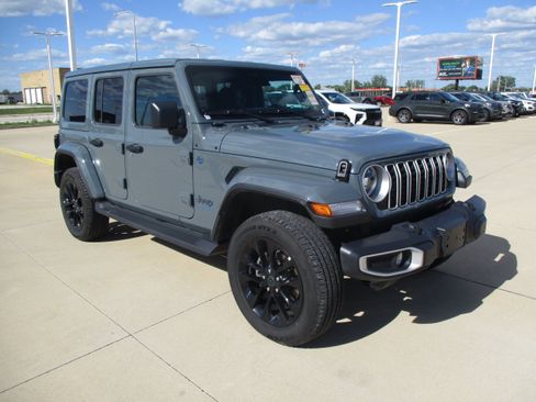 Used 2025 Jeep Wrangler Unlimited Sahara AWD/4WD image 7