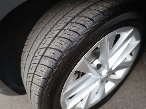 Used 2017 Volkswagen Golf S image 31