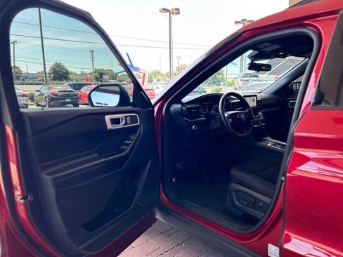 Used 2020 Ford Explorer XLT AWD/4WD image 34