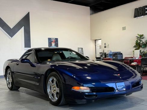 Used 1999 Chevrolet Corvette Coupe w/ Memory Pkg RWD image 2