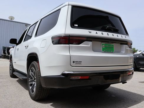 Used 2024 Jeep Wagoneer Series II w/ Flexible Seating Group AWD/4WD image 3