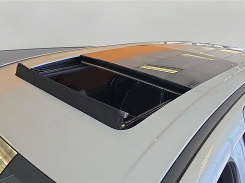 Used 2026 Chrysler Pacifica Limited image 31