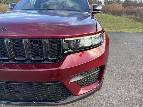 Used 2023 Jeep Grand Cherokee Altitude image 13