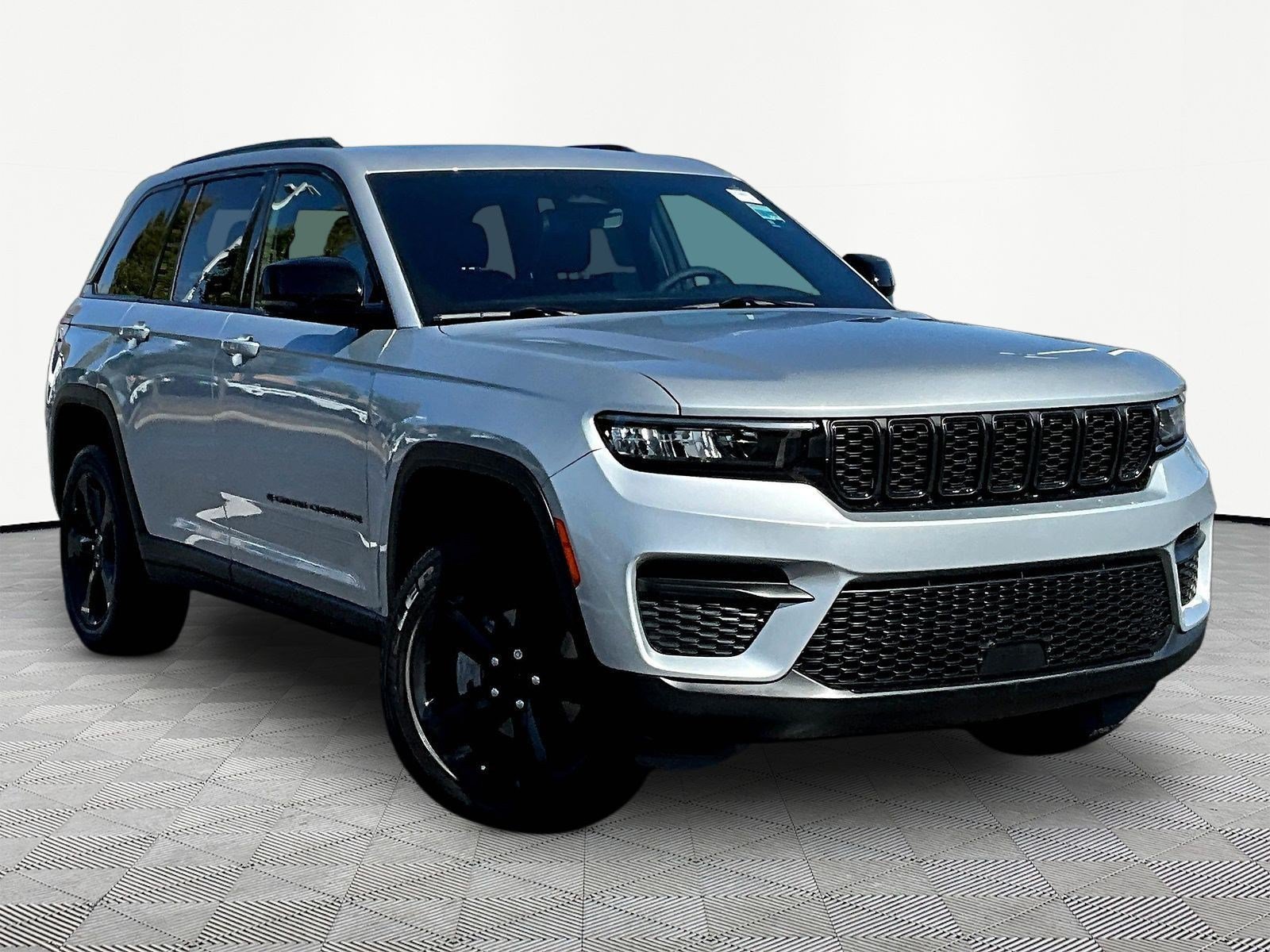 Used 2025 Jeep Grand Cherokee Altitude AWD/4WD image 3