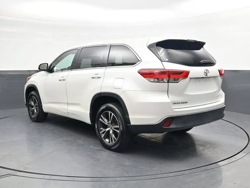 Used 2018 Toyota Highlander LE FWD image 6