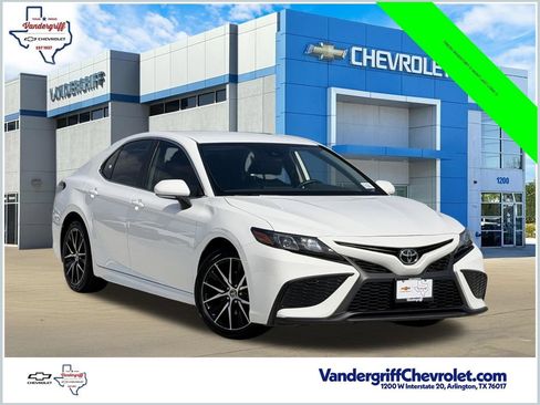 Used 2024 Toyota Camry SE FWD image 1
