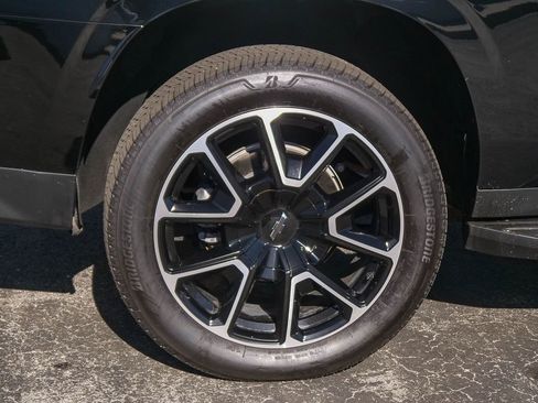 Used 2024 Chevrolet Suburban RST RWD image 6