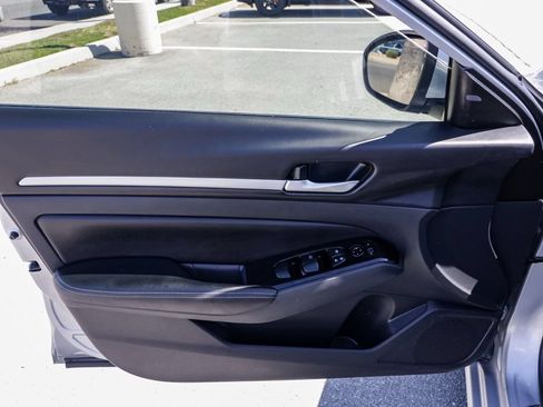 Used 2025 Nissan Altima 2.5 SL FWD image 13