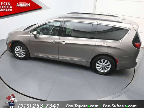 Used 2017 Chrysler Pacifica Touring-L FWD image 33