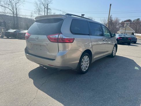 Used 2017 Toyota Sienna XLE image 7