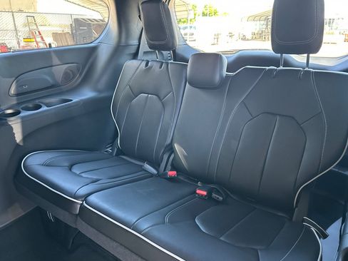 New 2027 Chrysler Pacifica Limited w/ Family Tech Group AWD/4WD image 15