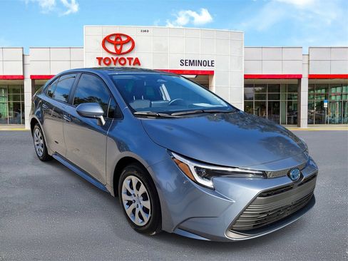 Used 2025 Toyota Corolla LE image 2