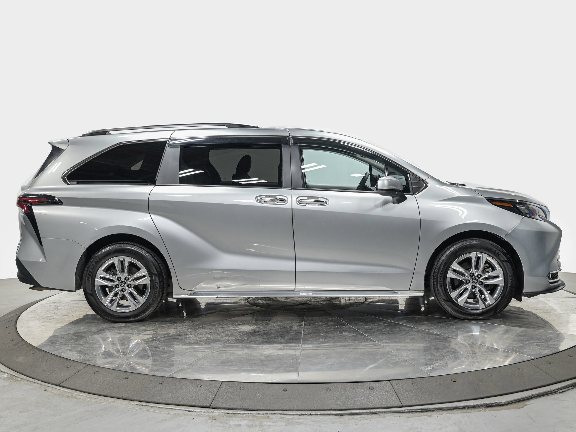 Used 2024 Toyota Sienna XLE w/ XLE Plus Package FWD image 8