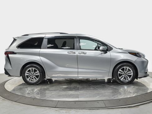 Used 2024 Toyota Sienna XLE w/ XLE Plus Package FWD image 8