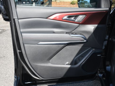 Used 2025 Chevrolet Traverse RS w/ LPO, Floor Liner Package image 10