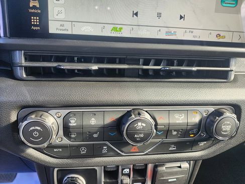 New 2025 Jeep Gladiator Sport image 12