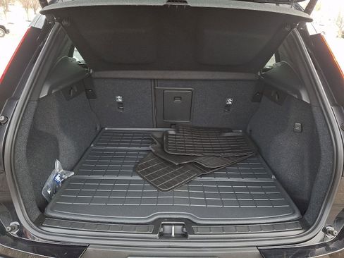 Certified 2023 Volvo XC40 B5 Plus w/ Protection Package Premier image 28