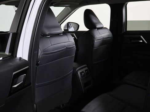 New 2025 Mitsubishi Outlander SE image 30