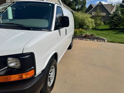 Used 2017 Chevrolet Express 2500 RWD image 22