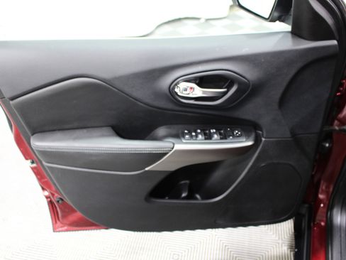 Used 2019 Jeep Cherokee Latitude w/ Popular Appearance Group FWD image 6