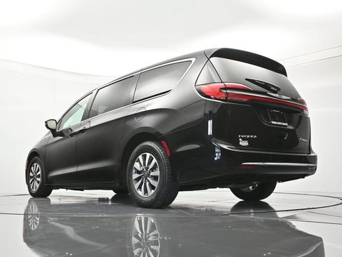 Used 2023 Chrysler Pacifica Touring-L FWD image 42