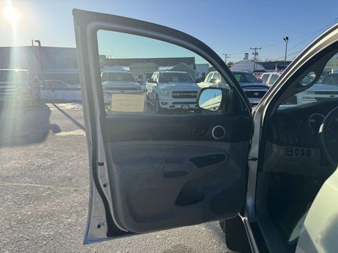 Used 2012 Toyota Tacoma Base 4x4 4dr Access Cab 6.1 ft image 18