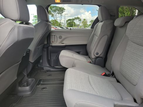 Used 2021 Toyota Sienna LE w/ LE Plus Package FWD image 11
