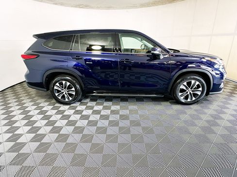 Used 2022 Toyota Highlander XLE FWD image 2