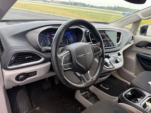 Used 2021 Chrysler Pacifica Touring w/ Cold Weather Group FWD image 12