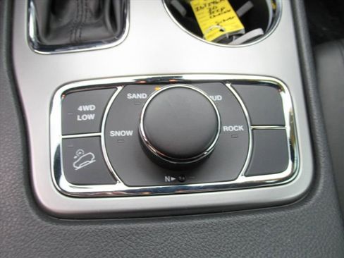 Used 2020 Jeep Grand Cherokee Laredo w/ Quick Order Package 2BN North image 27