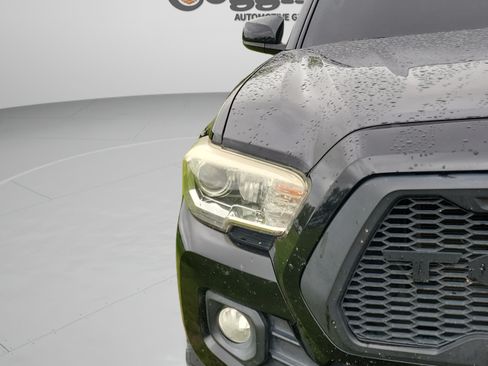 Used 2018 Toyota Tacoma SR5 RWD image 12