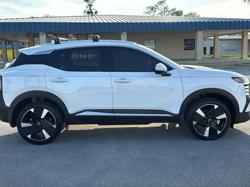 Used 2025 Nissan Kicks SR w/ SR Premium Package FWD image 6