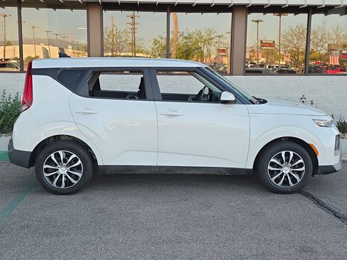 Used 2022 Kia Soul LX image 9