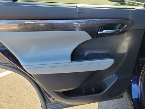 Used 2021 Toyota Highlander Limited image 11